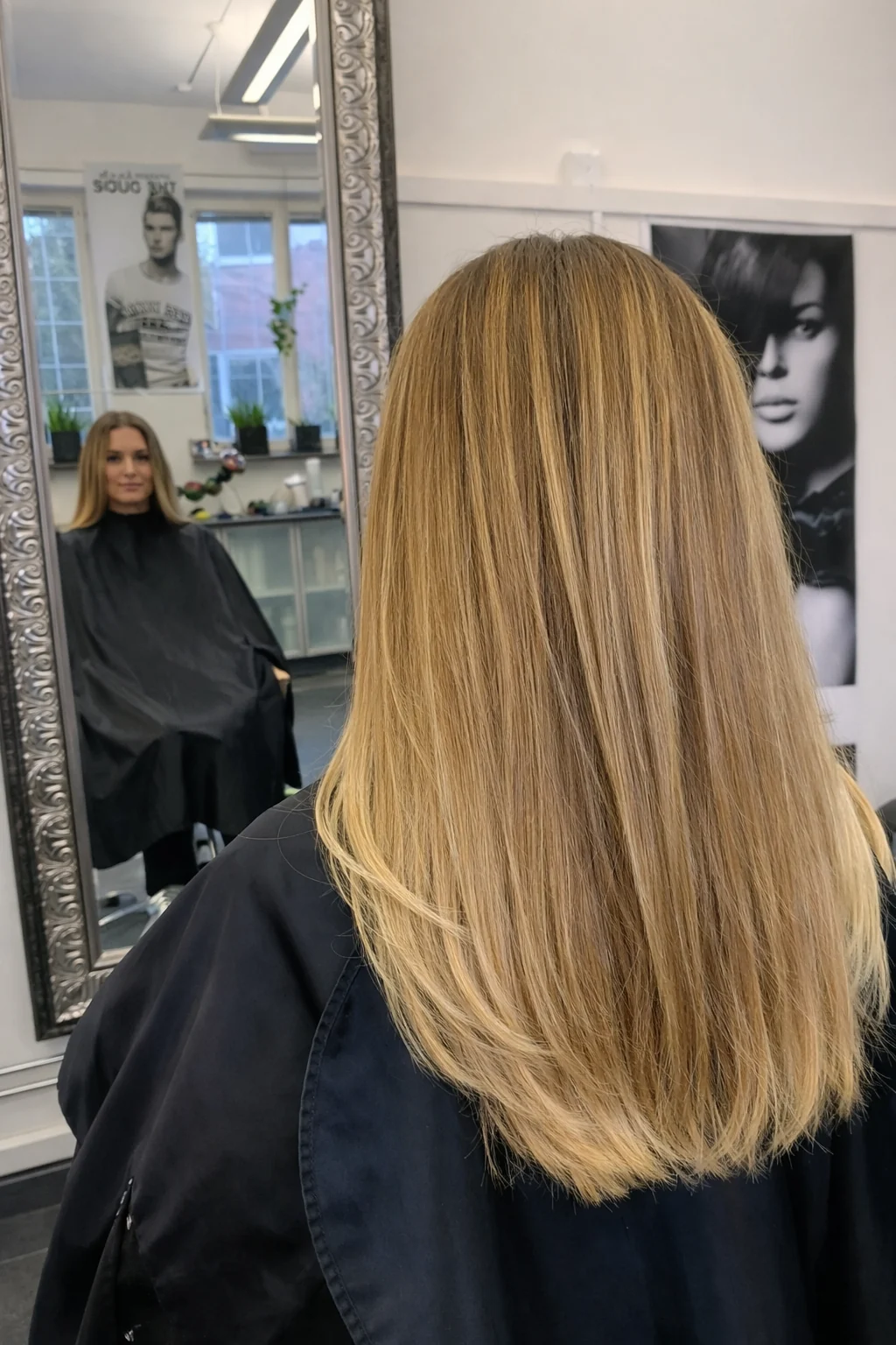 Nyklippt blont hår framför spegeln på Studio61
