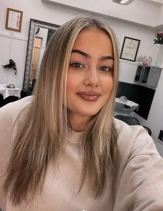 Kvinna tar selfie på frisörsalongen Studio61 i Hägersten