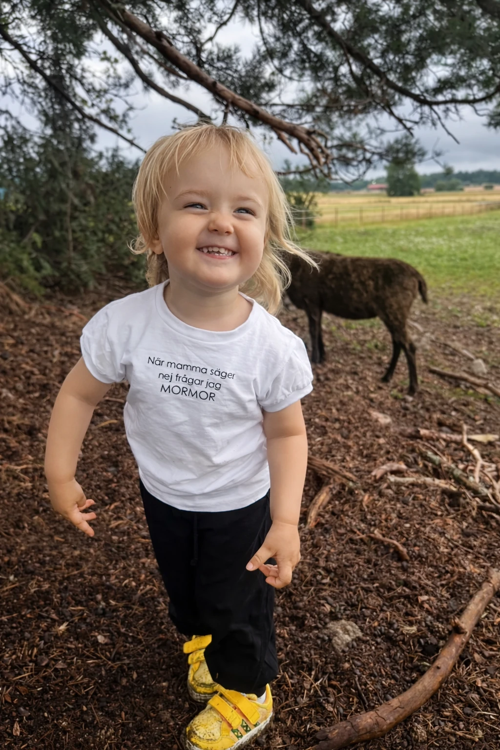 Barn i Woops-tröja med trycket När mamma säger nej frågar jag mormor